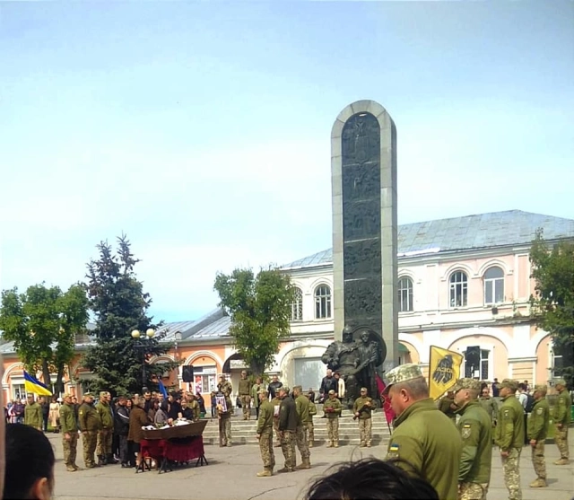 Лубенці збирають підписи за перейменування вулиці на честь загиблого захисника Віктора Новікова