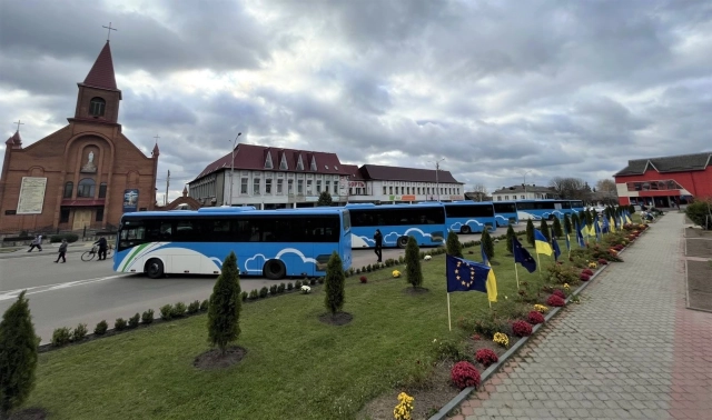 Автобус, який отримала Лубенська громада від уряду Естонії, передали Войнихівській школі