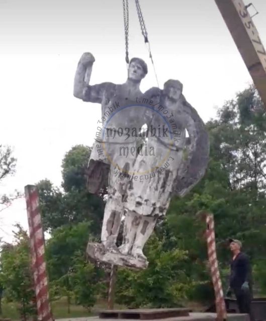 В Лубнах демонтували пам'ятник робітнику та робітниці (доповнено)