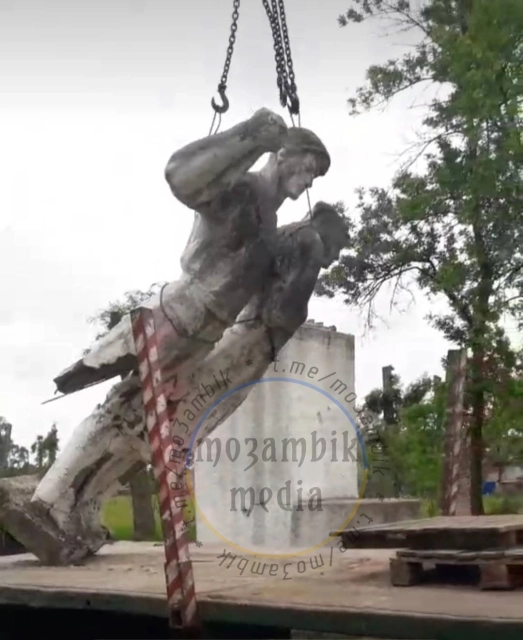 В Лубнах демонтували пам'ятник робітнику та робітниці (доповнено)