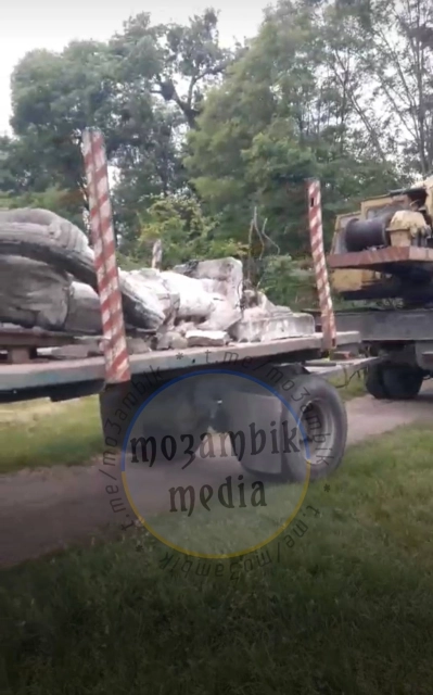 В Лубнах демонтували пам'ятник робітнику та робітниці (доповнено)