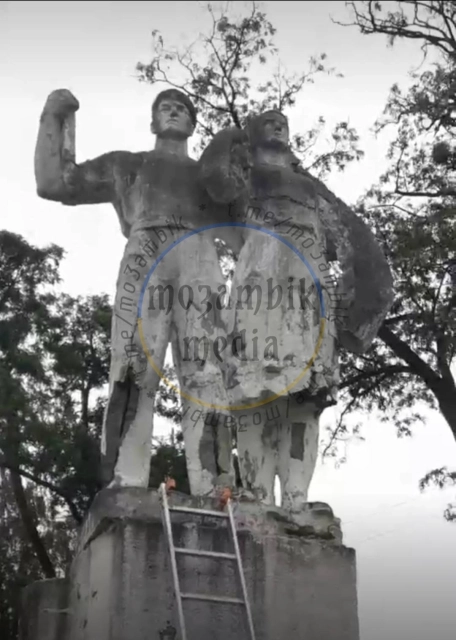 В Лубнах демонтували пам'ятник робітнику та робітниці (доповнено)