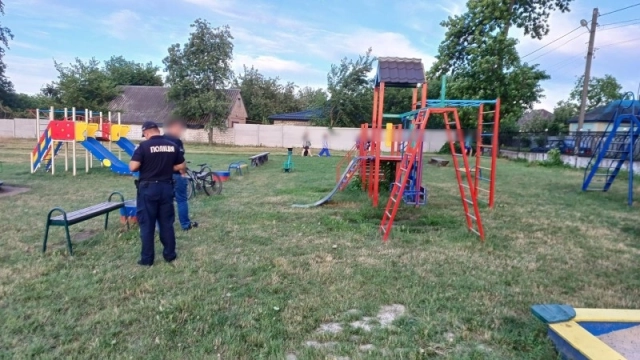 На Полтавщині на дитячому майданчику підліток вдарив ножем 12-річного хлопця