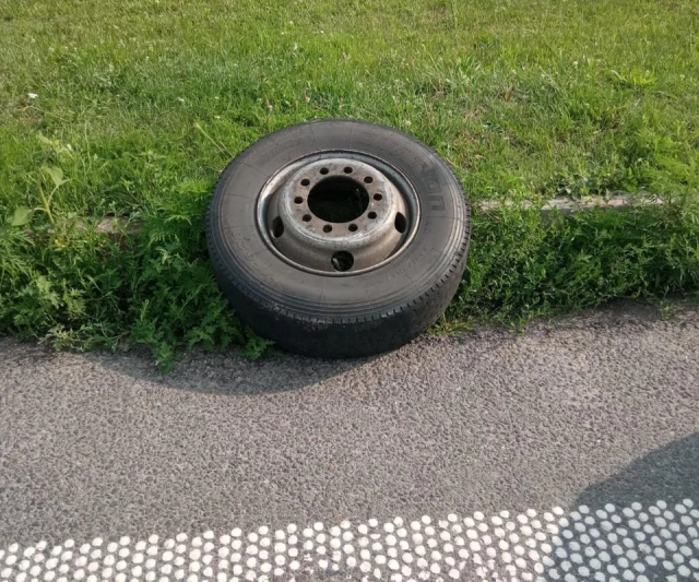 На трасі під Лубнами у вантажівки відлетіло колесо, яке травмувало пішохідку