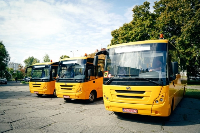 Ще три громади отримали нові шкільні автобуси