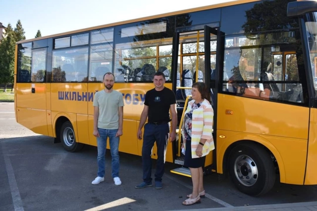 Ще три громади отримали нові шкільні автобуси