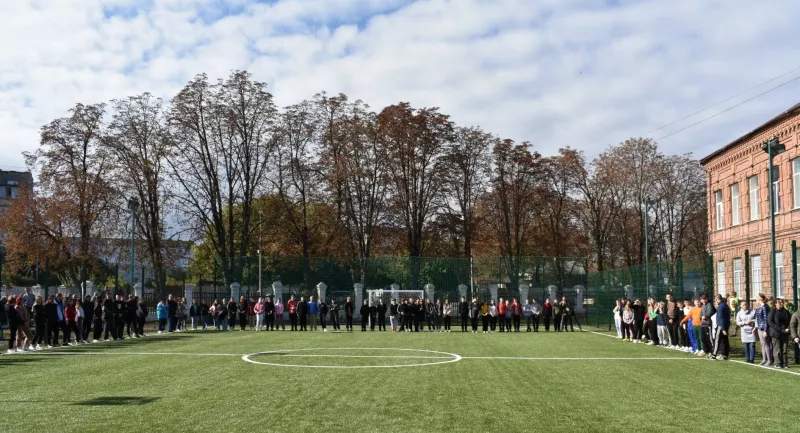 У Пирятинському ліцеї №4 відкрили оновлений спортивний майданчик