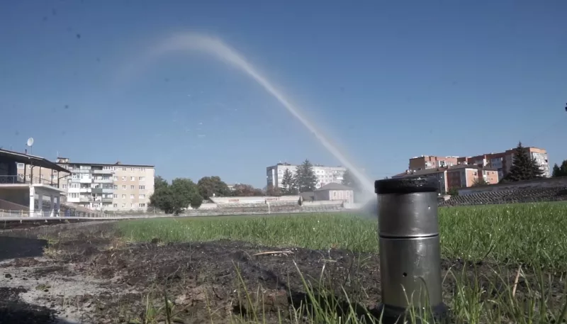 На газон та полив поля Центрального стадіону в Лубнах витратили майже півмільйона гривень