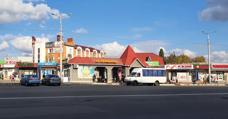 У Лубнах суд виніс вирок чоловіку, який п'яним на зупинці порізав руку людині