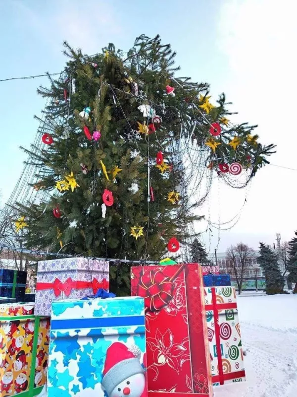 У Лубнах прикрашають живу новорічну ялинку