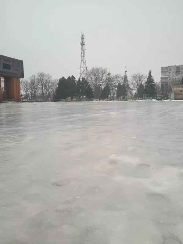 У Лубнах на Центральному стадіоні залили ковзанку