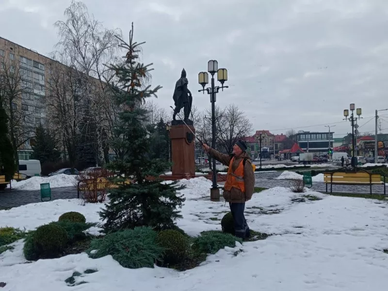 У Лубнах обприскують ялинки для захисту від крадіжок