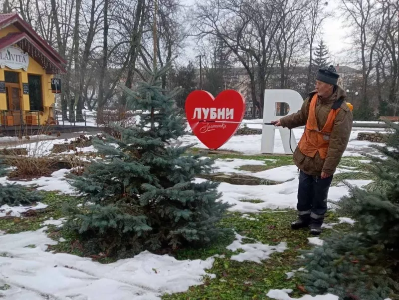 У Лубнах обприскують ялинки для захисту від крадіжок