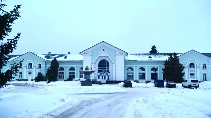 У приміщенні вокзалу в Лубнах демонтували комуністичну символіку