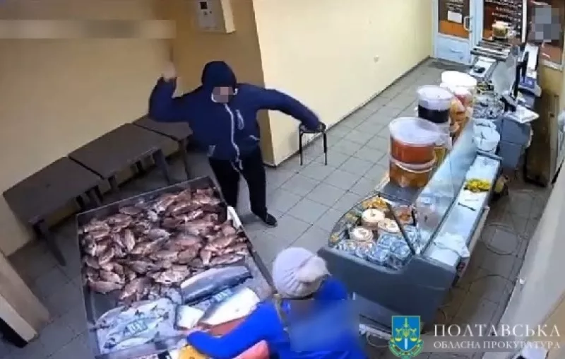 У Полтаві чоловік з ножем напав на продавчиню рибного магазину