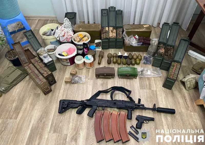 Поліція Полтавщини викрила торгівця зброєю, боєприпасами та електронними платами для ЗРК