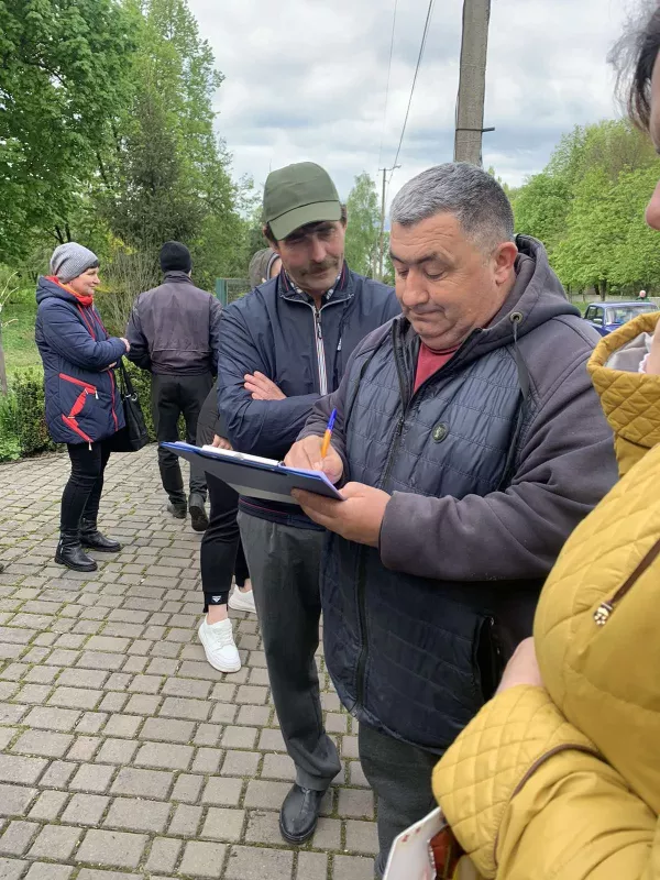 Жителі села Заріг на Оржиччині висловилися проти будівництва станції зв'язку в центрі села, проте її збудують