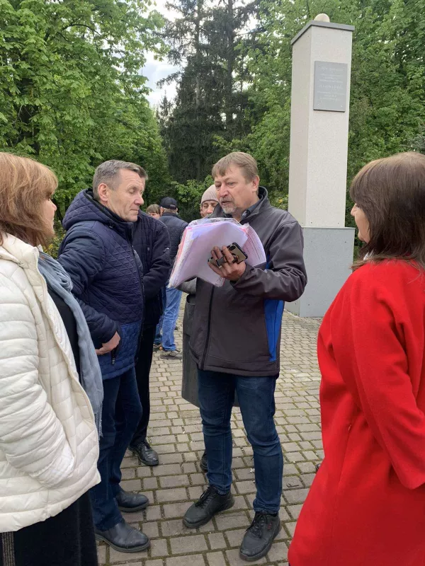 Жителі села Заріг на Оржиччині висловилися проти будівництва станції зв'язку в центрі села, проте її збудують