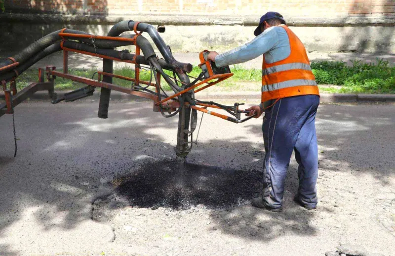 У Лубнах Чорнобаївський асфальтний завод ліквідовуватиме вибоїни ще на шести вулицях міста