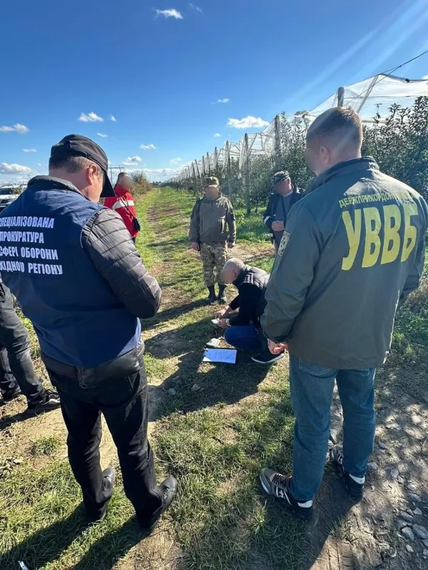 На Закарпатті полтавець намагався переправити за кордон чоловіків, підкупивши прикордонника