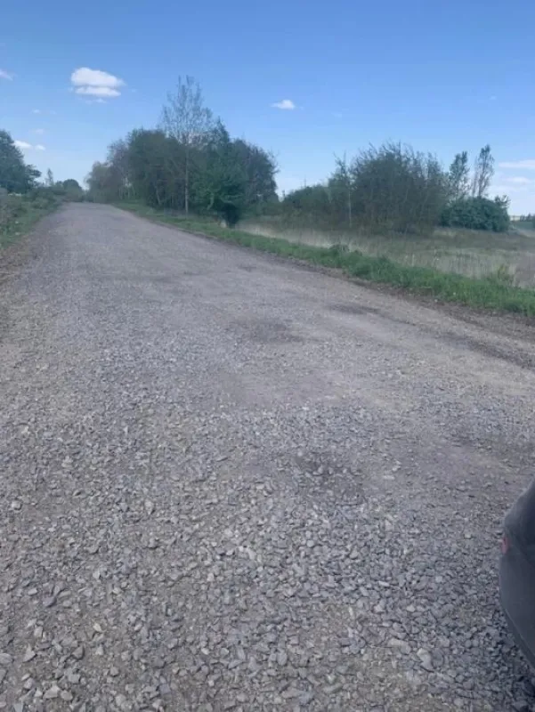 В Оржицькій громаді фермери засипали щебенем вибоїни на дорозі