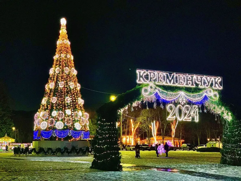 У Кременчуці почали встановлювати новорічну ялинку