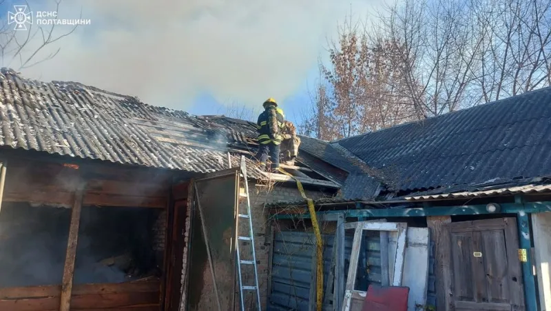 У Пирятині через пожежу господарчої споруди мало не згоріло два гаражі