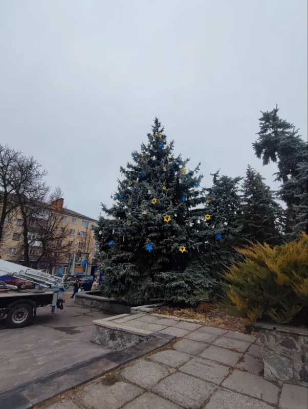 У Лубнах прикрашають живу новорічну ялинку