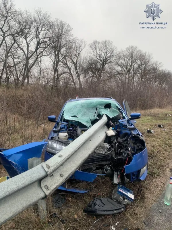 На Полтавщині на трасі Київ-Харків автівка в'їхала у відбійник