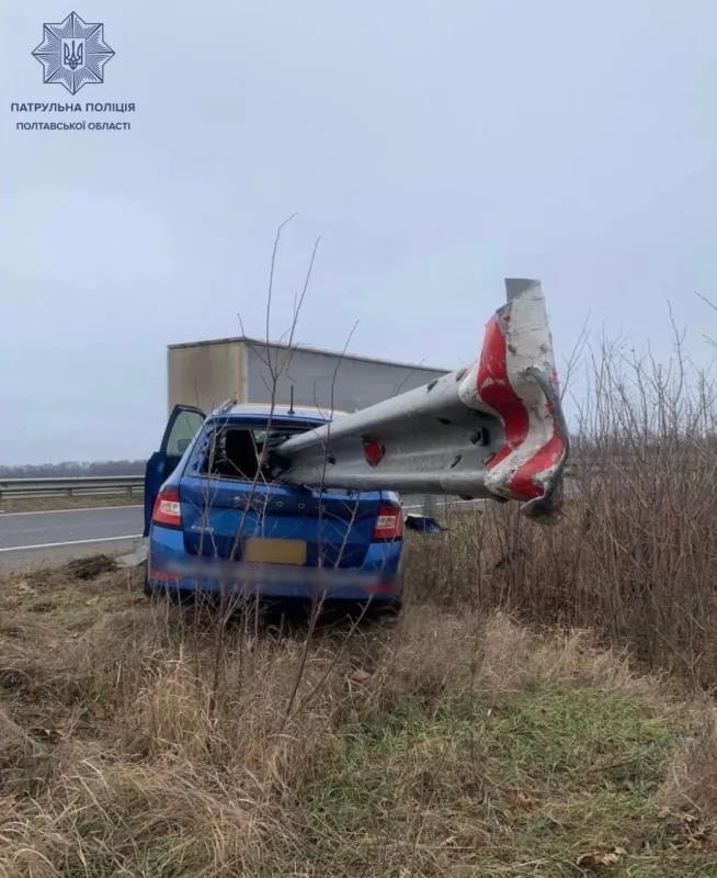 На Полтавщині на трасі Київ-Харків автівка в'їхала у відбійник