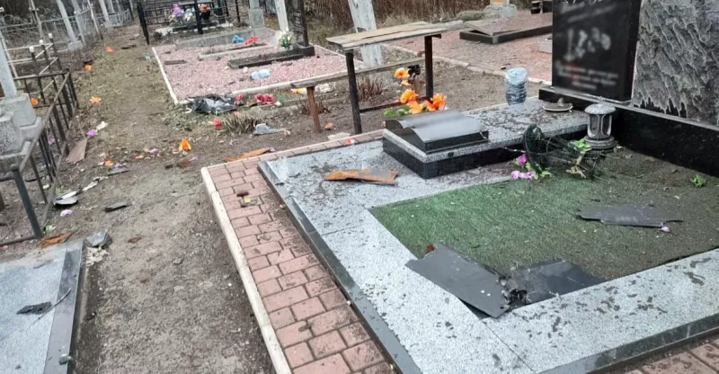 Через вибух БпЛА на цвинтарі у Гребінці пошкоджено 5 могил: поліція задокументувала злочин росіян