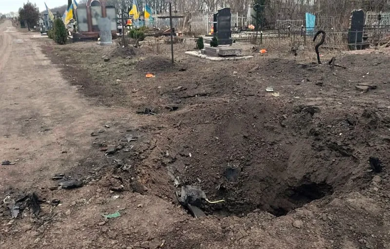 Через вибух БпЛА на цвинтарі у Гребінці пошкоджено 5 могил: поліція задокументувала злочин росіян