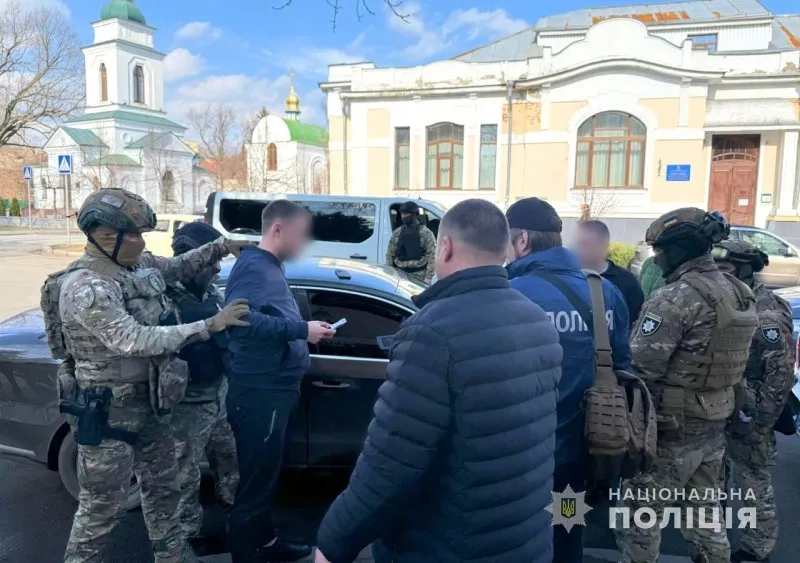 У Полтаві затримали адвоката та його пособника, які вимагали хабар від військовозобов'язаного