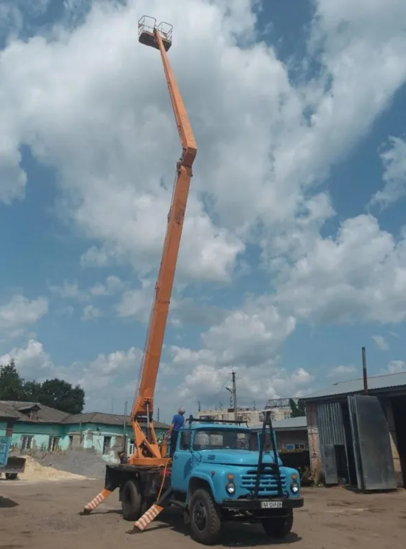 У Пирятині два приватні підприємства придбали для громади додаткову автовишку