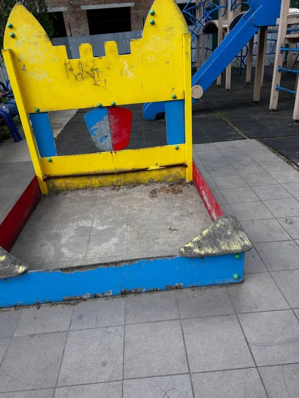 У Лубнах у Центральному парку продовжують ремонтувати дитячий майданчик
