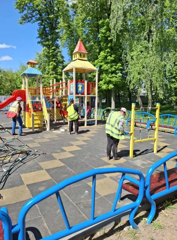 У Лубнах у Центральному парку продовжують ремонтувати дитячий майданчик