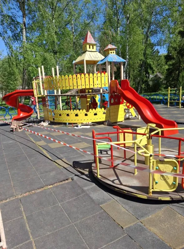 У Лубнах у Центральному парку продовжують ремонтувати дитячий майданчик