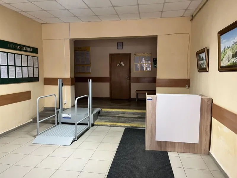 У Лубенській міській раді на сходах у вестибюлі встановили підйомник
