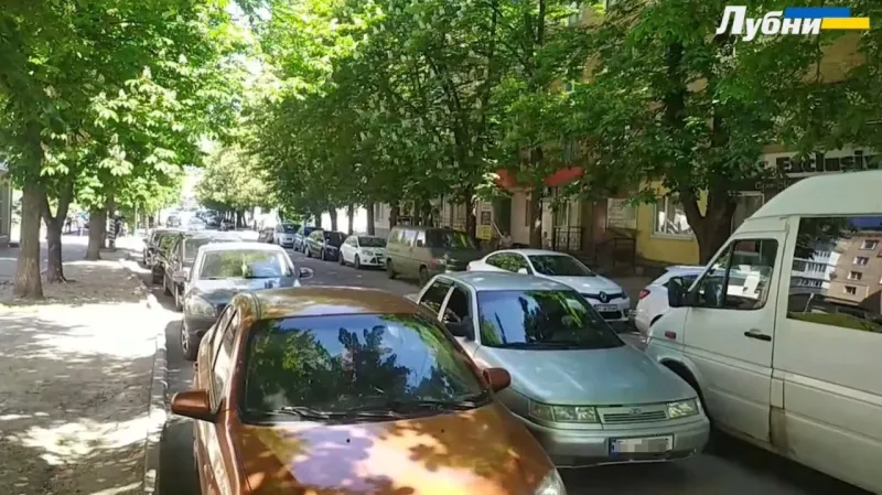 У Лубнах водіїв просять не паркуватися на узбіччі по вулиці Ярослава Мудрого