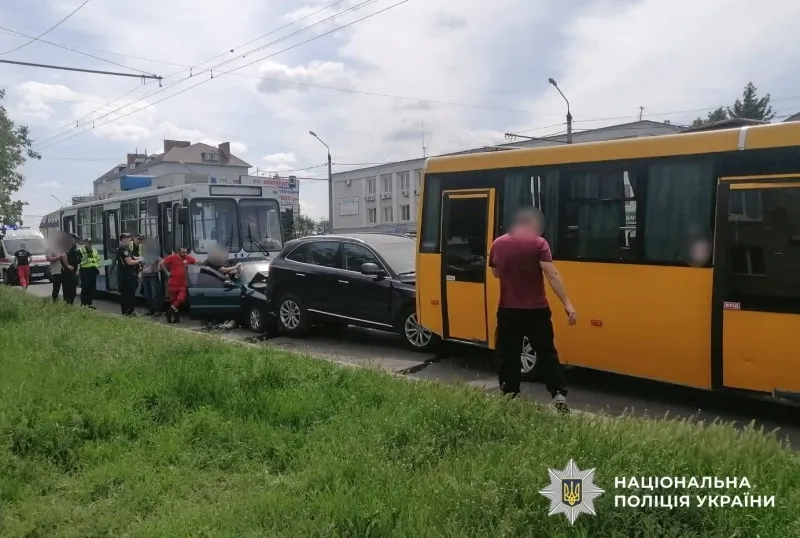 У Полтаві зіткнулися тролейбус, автобус, позашляховик та легковик: травмовано троє людей