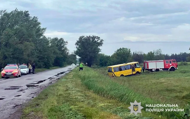На Полтавщині шкільний автобус з'їхав у кювет: травмовано троє хлопчиків