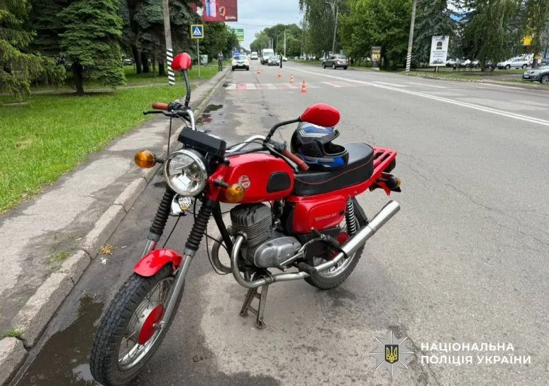 У Лубнах на пішохідному переході мотоцикліст збив жінку з дитиною