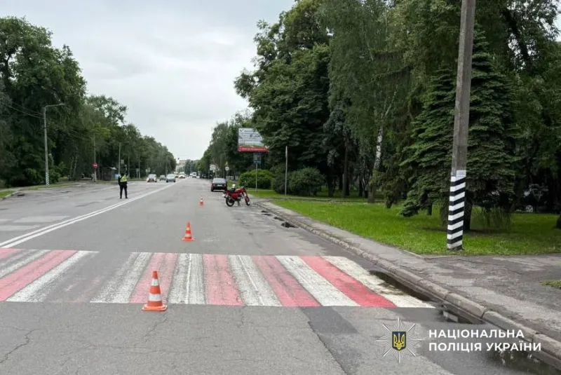 У Лубнах на пішохідному переході мотоцикліст збив жінку з дитиною