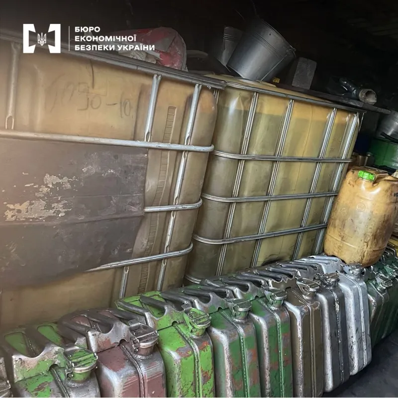 На Лубенщині троє чоловіків на трасі налагодили незаконний продаж пального
