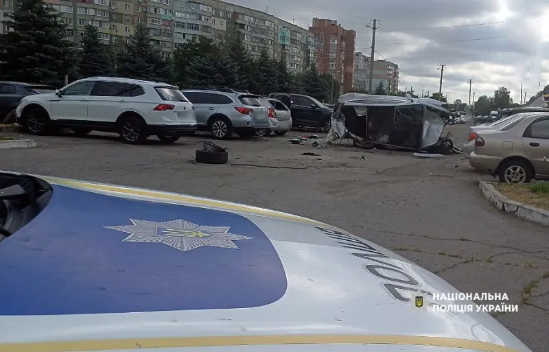 У Полтаві Tesla в'їхала в автостоянку: постраждали п'ятеро людей