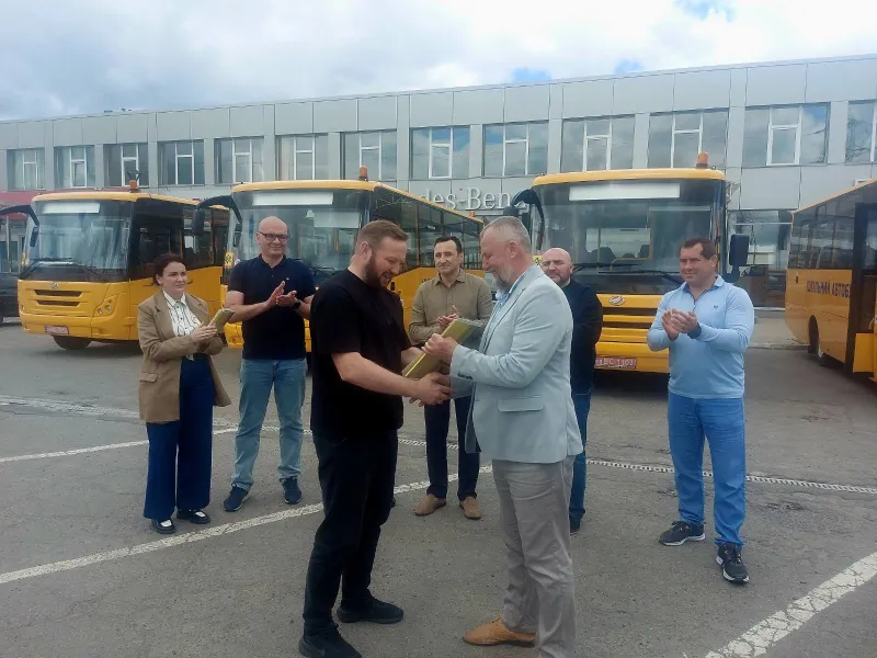 Гребінківська школа отримала новий шкільний автобус