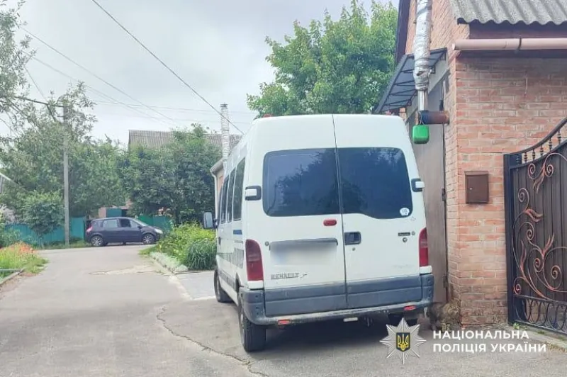 У Лубнах чоловік вкрав з автомобіля гроші та відеореєстратор