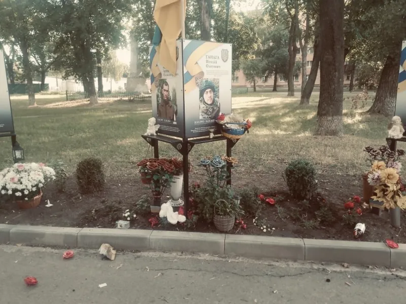 У Хоролі на Алеї Героїв вчинили акт вандалізму: зловмисника вже затримали. Доповнено