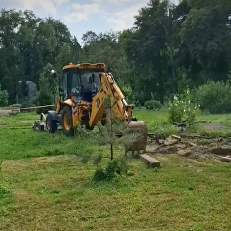 У Лубнах у Дитячому парку розпочали підготовчі роботи для встановлення дитячого майданчика
