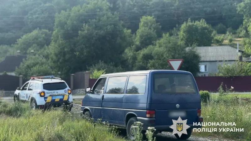 На Лубенщині поліцейські допомогли водієві, чиє авто заглухнуло на дорозі